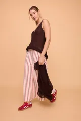 Pollera midi de algodón color crudo con rayas verticales azules, silueta línea A, elástico en la cintura y corte en la delantera.