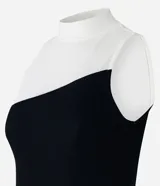 Musculosa de rib acanalado con cuello alto y diseño de bloques de color blanco y negro.
