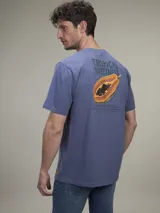 Remera de manga corta celeste con cuello redondo y estampado de una papaya en el pecho. Confeccionada en algodón suave y confortable.