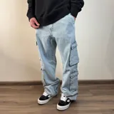 Pantalón jean celeste de corte holgado con bolsillos cargo laterales.