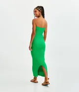 Vestido midi de punto acanalado color verde, sin mangas y con escote recto.