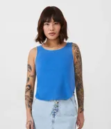 Musculosa azul de algodón con cuello redondo y sisas anchas.