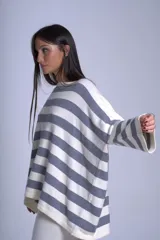 Sweater oversize de Bremer, con rayas horizontales negras y crudas.