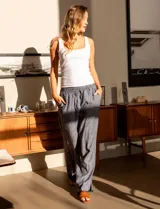 Pantalón wide leg color azul, de lino y rayón, con pretina elastizada y lazo de ajuste.