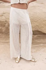 Pantalón de punto calado color chocolate, de corte ancho y cintura alta con cordón ajustable.