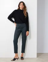 Pantalón de vestir ajustado, color verde oscuro con estampado cuadrillé sutil, tiro medio/alto y abertura en el ruedo.