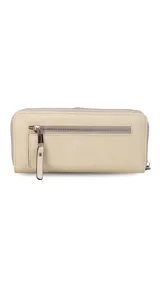 Billetera larga color beige de símil cuero, con cierre perimetral y bolsillo trasero con cierre.