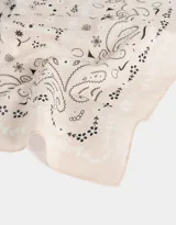 Pañuelo de algodón color bordó con estampado floral en blanco.