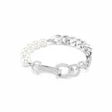 Pulsera plateada con una sección de cadena de eslabones gruesos y otra de perlas blancas. El cierre está formado por eslabones decorados con cristales transparentes.