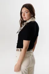 Remera color azul con escote en V y mangas cortas.