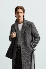 Abrigo regular fit confeccionado en tejido con 23% de lana. Cuello con solapas de muesca y manga larga. Bolsillos de vivo en cadera y detalle de bolsillo interior. Bajo con abertura en centro espalda. Cierre frontal de botonadura.