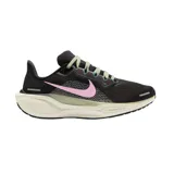 Championes de running Nike Pegasus 41, color negro con detalles en rosa y verde.