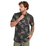 Camisa de manga corta para hombre Maui and Sons, con estampado de flores y hojas sobre fondo con diseño de camuflaje. Tiene cuello clásico, cierre frontal con botones y bolsillo en el pecho.