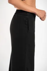 Pantalón de lino color ocre, de corte recto y tiro medio, con lazo de ajuste en la cintura.