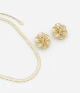 Conjunto de collar con cadena dorada tipo espiga y caravanas doradas con forma de flor con pétalos cónicos.