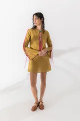 Vestido corto azul con escote en V y lazos marrones en mangas y escote.