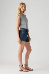 Shorts de jean de tiro alto, color azul oscuro, con corte a la rodilla.