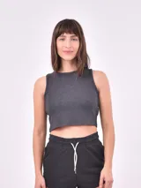 Musculosa gris oscura de corte crop, con cuello redondo y sisas anchas.