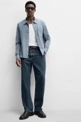 Pantalón de jean azul oscuro, corte recto, confeccionado en denim de algodón y lyocell. Cuenta con bolsillos frontales y traseros de vivo. Cierre frontal con cremallera y botón.