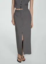 Falda midi gris a rayas verticales con abertura frontal.