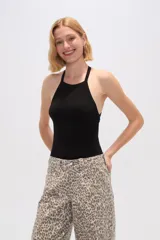 Body negro de poliéster, corte ajustado, con cuello redondo.