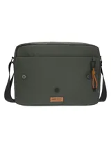 Maletín unisex color verde oscuro, resistente al agua, fabricado con poliéster reciclado y forro interior sustentable. Cuenta con compartimento principal con cierre a prueba de agua, compartimento interior para laptop de 16 pulgadas, bolsillo trasero con cierre a prueba de agua, correa ajustable y removible, llavero mosquetón y capacidad de 11 litros.