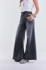 Pantalón de jean negro gastado, de tiro alto y corte wide leg.