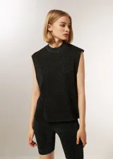 Remera sin mangas color azul noche con cuello alto.