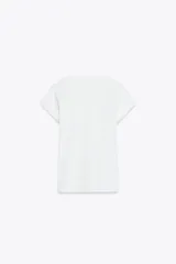 Remera color ladrillo con cuello redondo y mangas cortas.