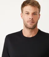 Remera masculina de algodón peruano, modelo comfort, manga corta, cuello redondo y diseño liso. Marca Marfinno.