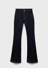 Pantalón de jean de tiro medio, color azul oscuro, con diseño acampanado y cinco bolsillos.