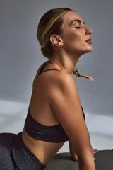 Top deportivo color borgoña con espalda tipo nadadora.