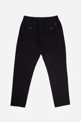 Pantalón negro de lino y algodón, con corte regular, cintura elastizada, botón y cordón ajustable.