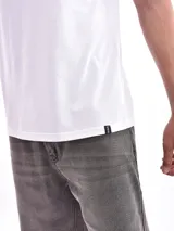 Remera azul de corte clásico y mangas cortas.