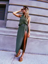 Falda larga cruzada color crudo, confeccionada en tejido de punto con lurex y viscosa.