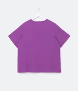 Remera alargada de media malla de algodón sostenible, color violeta, con cuello redondo, mangas cortas y estampa del logo de la banda Metallica.