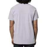 Remera violeta de manga corta con bolsillo en el pecho.