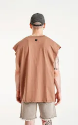Remera marrón sin mangas de corte holgado.