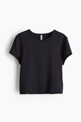 Remera corta negra entallada de punto elástico, con cuello redondo ribeteado y bajo recto.