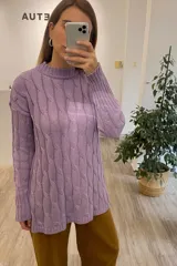 Sweater tejido color lila con cuello alto y diseño trenzado.