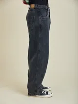 Pantalón de jean celeste con efecto gastado, corte recto y tiro medio.