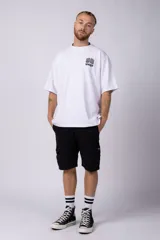 Remera negra de corte oversize con estampado blanco en el pecho.