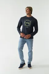 Remera de manga larga azul marino para hombre, con cuello redondo y estampado en el pecho con el logo de la marca Mistral en color verde neón.