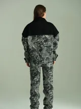 Campera de denim texturado con aplique de denim en el canesú, botones a presión color bronce y cuello de piel de cordero falsa.