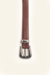 Cinto de cuero negro de 2 cm de ancho con hebilla tejana plateada.