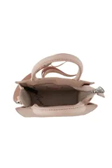 Cartera mini rectangular color rosa pálido con doble asa de mano y correa de hombro ajustable con logo de la marca.