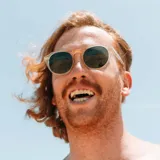 Lentes de sol con montura redonda de acetato transparente y lentes verdes.