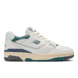 Championes unisex de cuero en color blanco con detalles en verde, modelo 550.