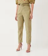 Pantalón mom color verde oliva, confeccionado en sarga, con cintura alta, cinturón con hebilla y bolsillos laterales.
