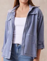 Camperita de tejido soft estampado a rayas azules y blancas, marca Ruby Rd. Abertura central con cierre metálico, bolsillos delanteros.